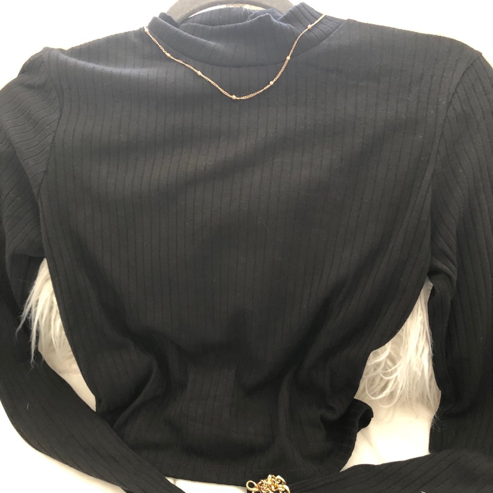 ❌Long sleeve/open back crop top